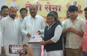 जाफराबाद एडवोकेट वैष्णवी साळवे यांचे पुष्पगुच्छ देऊन स्वागत