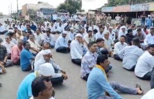 नगर मनमाड रस्ता दुरुस्तीसाठी राहुरी फॅक्टरी येथे रास्ता रोको आंदोलन