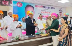 वाकद जि प शाळेचे बाबासाहेब आवारे गुणवंत शिक्षक पुरस्काराने सन्मानित