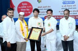 शिक्षक दिनानिमित्त सातेगाव येथील भालेरावसर यांना पुरस्कार