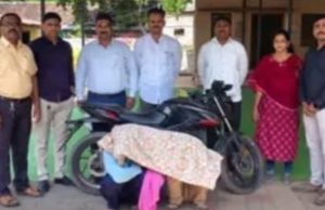 दुचाकीवरून मंगळसूत्र चोरले.. मग त्यांना एलसीबीने घेरले ! – बजाज पल्सर जप्त, 2 गुन्ह्यांची उकल !