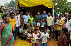 आधार ग्रुपच्या वतीने आपत्तीग्रस्त विद्यार्थ्यांना शैक्षणिक साहित्याचे वाटप