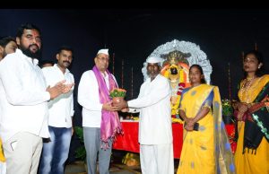 उद्योजक घनश्यामदास गोयल यांच्या हस्ते स्त्री दुर्गा जागर मंडळाची आरती शेतकऱ्यांवरील संकट दूर करण्याची प्रार्थना