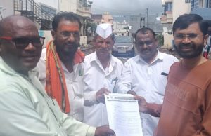 रोझे गावातील अतिवृष्टी ग्रस्तांना भरीव मदत देण्याच्या मागणीसोबतच विकासकामांसाठी आ.कांदे यांना निवेदनाव्दारे साकडे