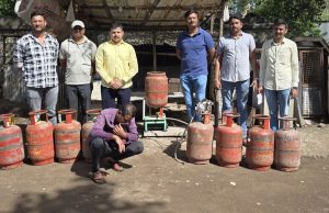 अहिल्यानगर शहरातील नेप्ती नाका परिसरात घरगुती वापराच्या गॅस टाक्या अवैधरित्या वाहनामध्ये रिफिलिंग करणारा आरोपी 32,450/- रुपये किंमतीचे मुद्देमालासह जेरबंद, स्थानिक गुन्हे शाखेची कारवाई.