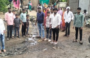 एकांबा गावातील वार्ड ३ मध्ये गटारगंगा ———————————————नागरिकांचे आरोग्य धोक्यात ————————————— ग्रामसेवकाचे दुर्लक्ष—वार्ड ३ च्या नागरिकांचा आरोप ————————————— गटारामुळे साथीचे आजार वाढण्याची शक्यता