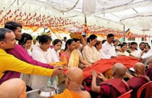भगवान बुद्धांच्या अस्थींना शेकडो अमरावती करांचे अभिवादन तपोवन चौकातून काढली असती दर्शन रॅली, राष्ट्रध्वज, पंचशील, निळा ध्वजा सोबत केलेल पथसंचलन.