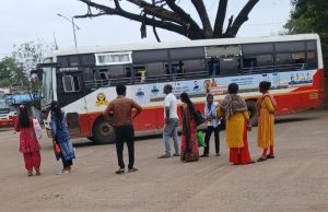 गडचिरोली बसस्थानकात अनोखी घटना — ड्रायव्हरशिवाय बस मागे सरकली, प्रवाशांमध्ये धावपळ