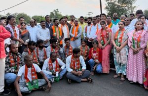 गडचिरोलीत काँग्रेसला मोठा धक्का! शेकडो कार्यकर्त्यांचा भाजपात प्रवेश