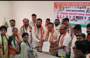 राष्ट्रवादीच्या इच्छुकांनी मोठी गर्दी केल्यामुळे कार्यकर्त्यांचा उत्साह उफाळून आला. महापालिकेत आमच्या शिवाय महापौर होणार नाही ~अरविंद चव्हाण