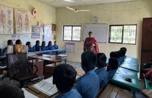 विद्यार्थांमध्ये रमल्या जिल्हाधिकारी आशिमा मित्तल राजेगाव शाळेतील विद्यार्थांचा जिल्हाधिकारी यांनी घेतला वर्ग