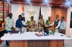 बदनापूर येथील अल्पवयीन मुलींना पोलिसांनी सुखरूप घरी परत आणल्याने नातेवाईकांनी पोलीस अधीक्षकांचे पुष्पगुच्छ देऊन मानले आभार