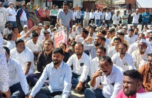 चाळीसगाव फाट्यावर लोकशाही धडक मोर्चाच्या रास्तारोको आंदोलनास प्रचंड प्रतिसाद
