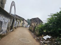 महात्मा गांधी शाळेच्या प्रवेशद्वारात अस्वच्छतेचे साम्राज्य – विद्यार्थ्यांच्या आरोग्याशी थेट खेळ