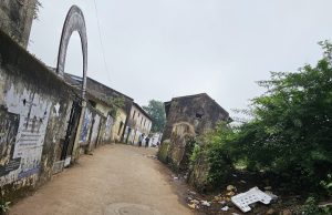 महात्मा गांधी शाळेच्या प्रवेशद्वारात अस्वच्छतेचे साम्राज्य – विद्यार्थ्यांच्या आरोग्याशी थेट खेळ