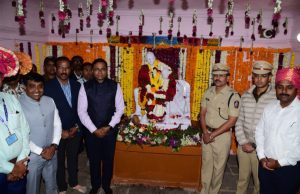 राजमाता माँ जिजाऊ यांना जिल्हाधिकारी, पोलीस अधीक्षकांचे अभिवादन