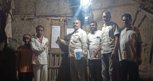 कौळाणे (नि.) : राजवाड्याच्या प्रवेशद्वारावरील अतिक्रमण प्रकरण तापले; आंदोलनानंतर ग्रामपंचायतीची हालचाल, संबंधित व्यक्तीस नोटीस