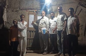 कौळाणे (नि.) : राजवाड्याच्या प्रवेशद्वारावरील अतिक्रमण प्रकरण तापले; आंदोलनानंतर ग्रामपंचायतीची हालचाल, संबंधित व्यक्तीस नोटीस