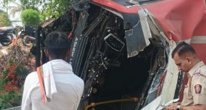 उमराणेजवळ बसचा झाडावर आदळल्याने मोठा अपघात अनेक प्रवासी जखमी
