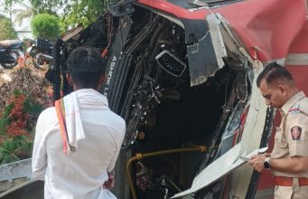 उमराणेजवळ बसचा झाडावर आदळल्याने मोठा अपघात अनेक प्रवासी जखमी