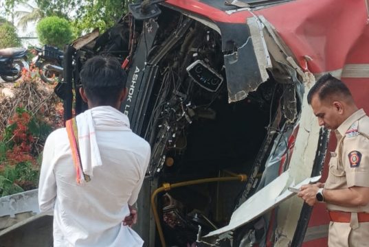 उमराणेजवळ बसचा झाडावर आदळल्याने मोठा अपघात अनेक प्रवासी जखमी